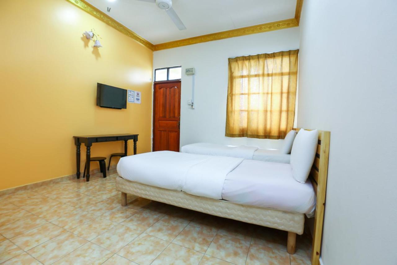 Oyo 89887 Chalet Yunie Marang Esterno foto